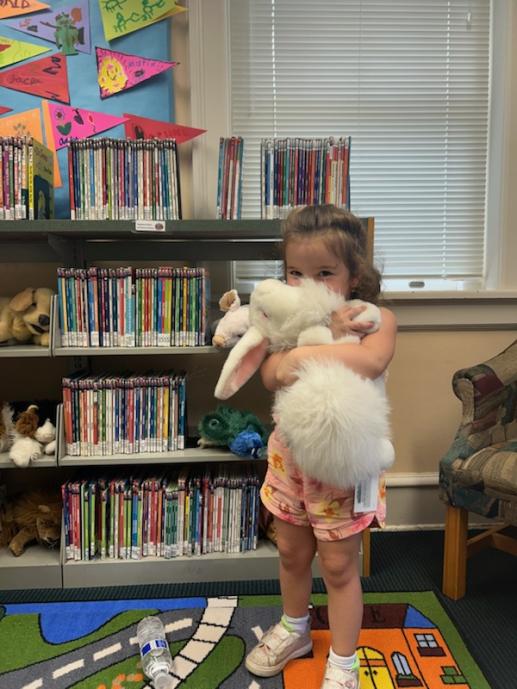 Children can play with a variety of puppets and plush toys in the play room